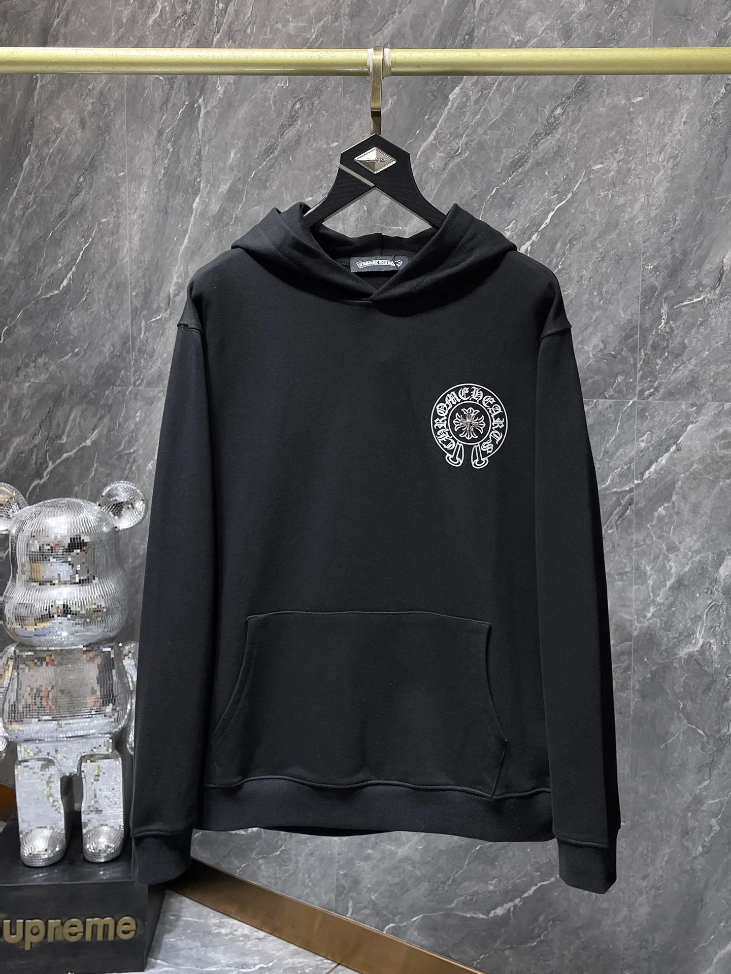 P246 Chrome Hearts Autumn and Winter 2025 New products are available at the counter at the same time. High-weight, environmentally friendly and high-quality top-quality fabrics. Chrome Hearts Sanskrit cross-engraved film, hot diamonds, hand-buttoned hoodies, counters at the same time. Re-engraved version 1:1. Recommended color: black, white. Size: S, M, L, XL.